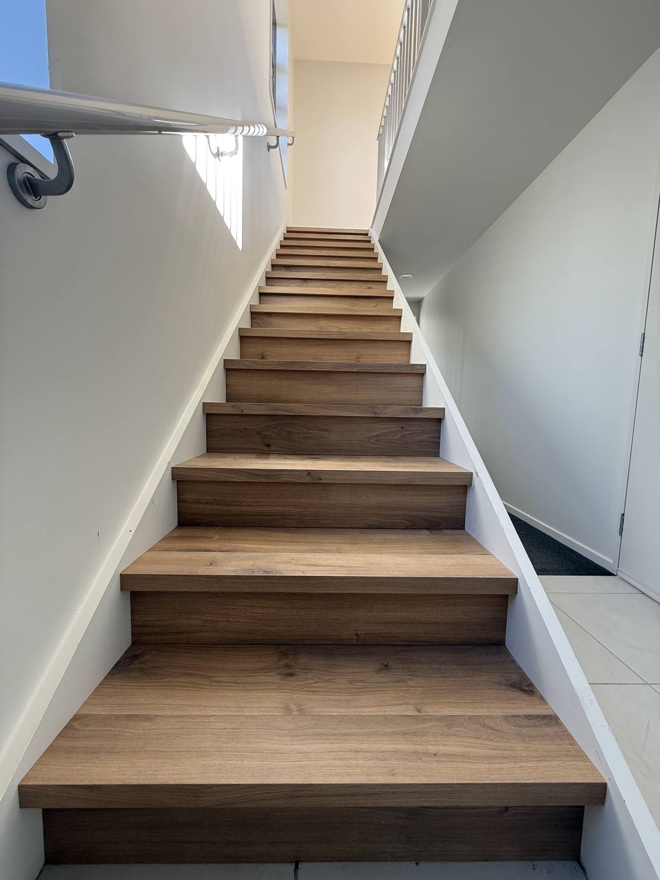Staircase finished by Mobo Flooring in oak-look treads and risers